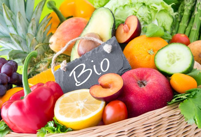 Obst und Gemüse im Korb mit Bio-Schild