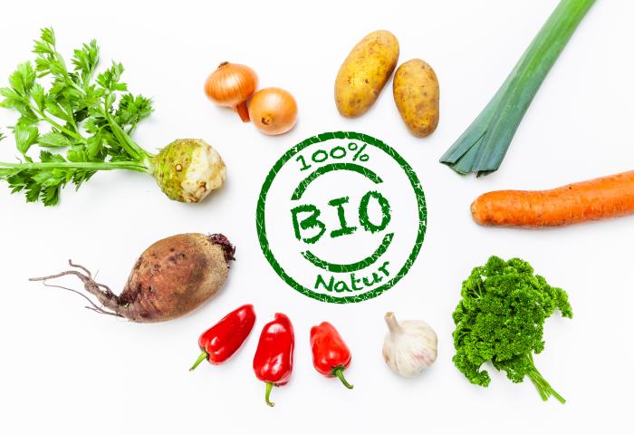 verschiedenes Gemüse mit Bio-Zeichen