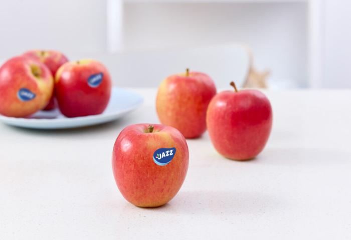 Jazz-Apfel auf Tisch