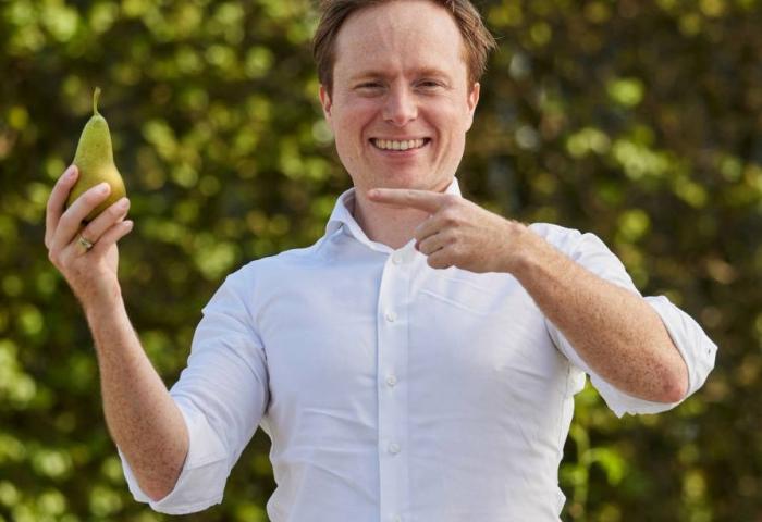 Maksim Van Herck hält eine Birne