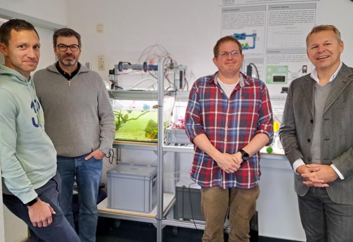 Prof. Jan-Paul Lüdtke, Prof. Carsten Burmeister, Christian Krug (Projektinitiatoren) und Prof. Eike Harms (Hochschulpräsident) (v.l.) präsentieren die Aquaponik-Anlage im Industrie 4.0-Labor der Fachhochschule Wedel.