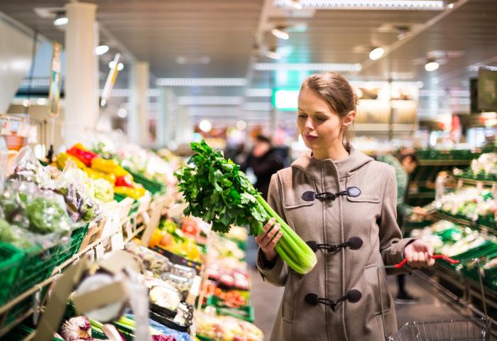 Frau hält Gemüse in der Hand