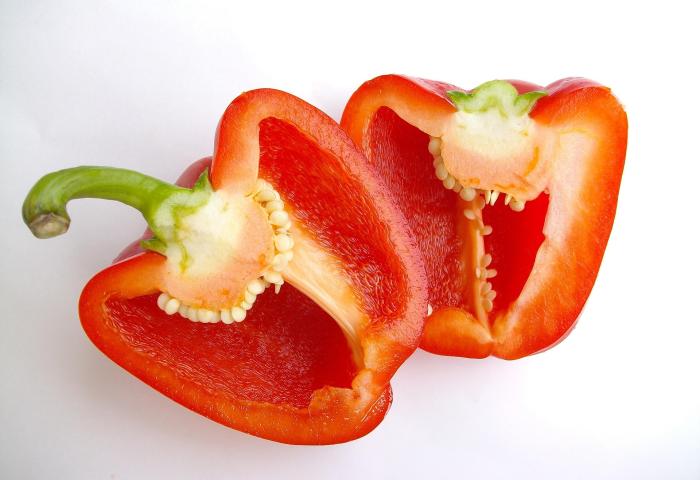 halbierte rote Paprika
