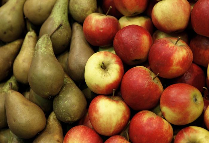 Grüne Birnen und rotwangige Äpfel