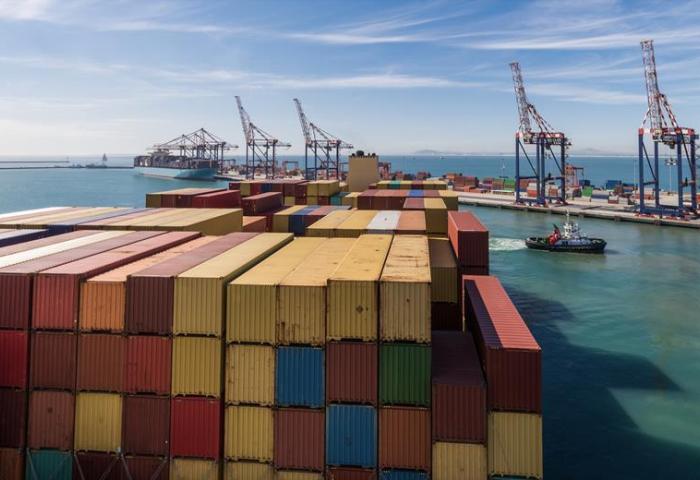 Containerschiff verlässt Kapstadter Hafen