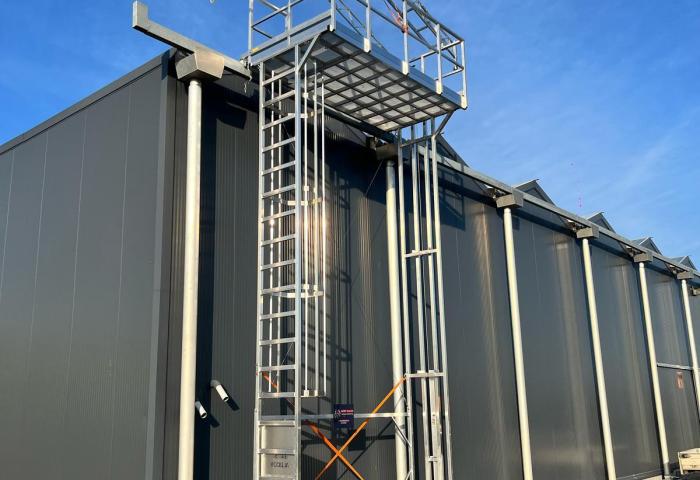 Modernes Gewächshaus von außen