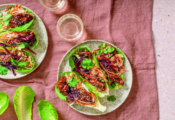 Ein Teller mit gefüllten Salatschiffchen