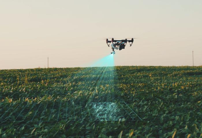 Drohen fliegt über Feld und scannt den Boden