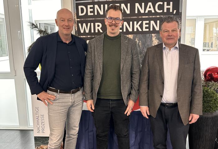 Markus Ettlin (l.), CEO der PRODINGER Verpackung, gemeinsam mit Frank Schuh (r.) und Leonhard Horsch
