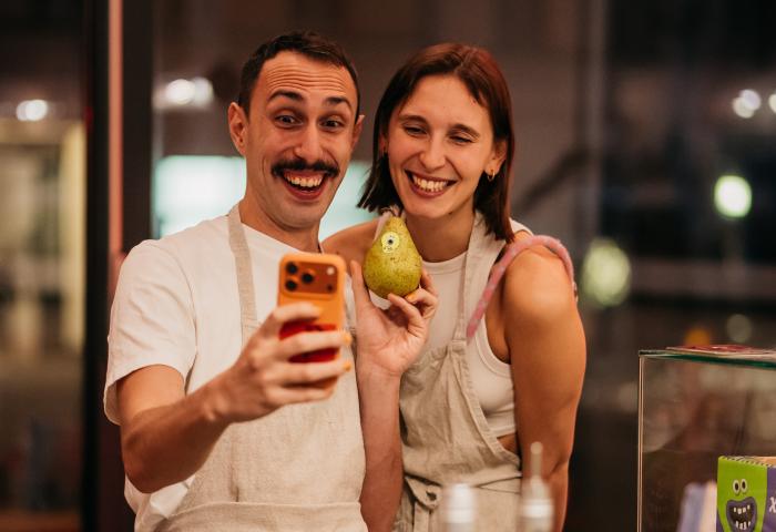 Mann und Frau machen Selfie mit Birne