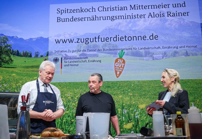 Alois Rainer (l.) und Christian Mittermeier kochen auf der Grünen Woche