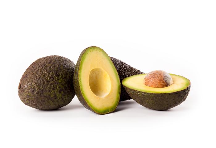 ganze und aufgeschnittene Avocado