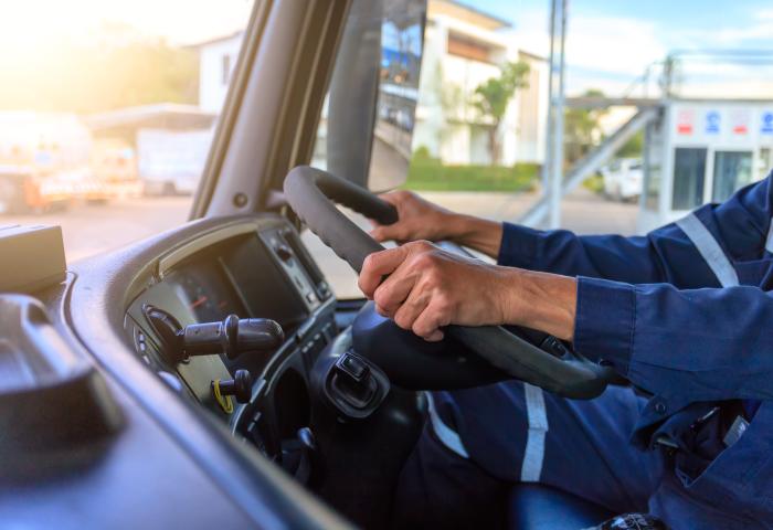 Person am Lenkrad eines Lkw