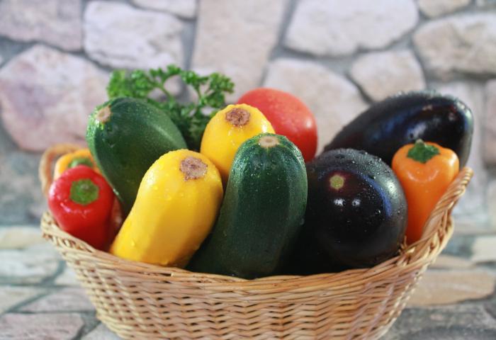 Auberginen, Paprika und Zucchini im Korb