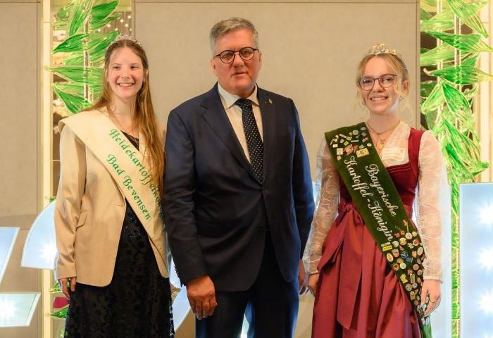 Zwei Kartoffelköniginnen mit dem Präsidenten des DKHV