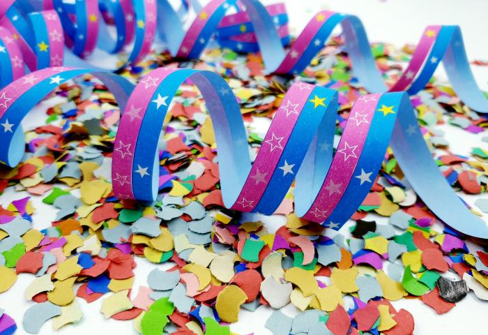Konfetti und Luftschlangen