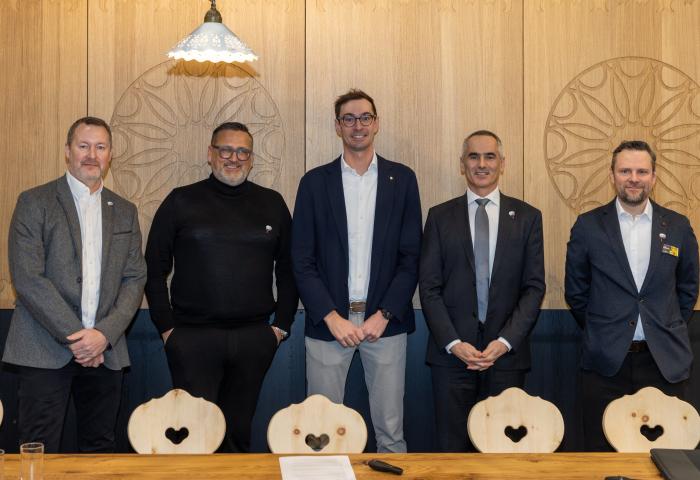 DOSK, AFG und World Wide Fruit schließen sich VOG und VIP in der europäischen Produktion Cosmic Crisp® an.