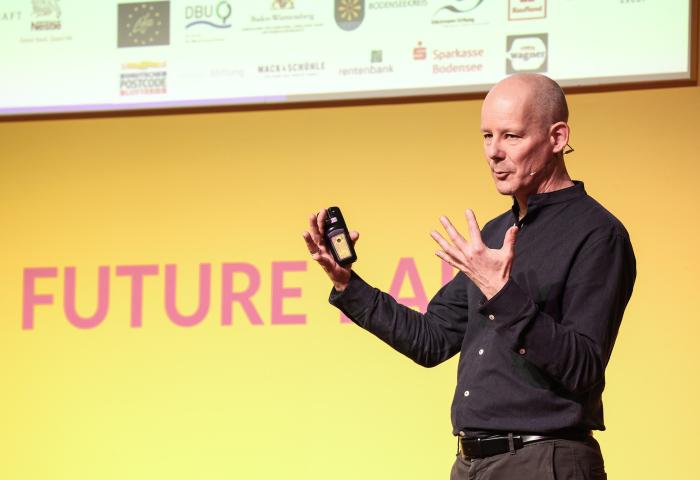Patrick Trötschler, Geschäftsführer der Bodensee-Stiftung, steht auf einer Bühne