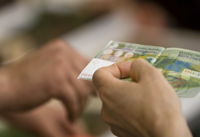 Schweizer Franken in Händen