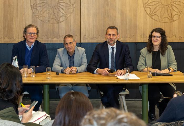 Drei Männer und eine Frau stellen auf der FRUIT LOGISTICA die Interpoma 2026 vor.