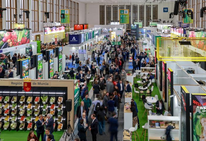 Eine volle Messehalle auf der Fruit Logistica in Berlin.