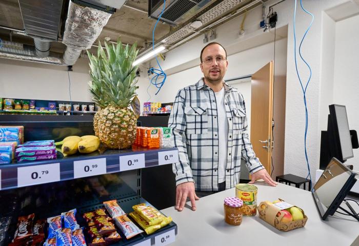 Mann im Testsupermarkt