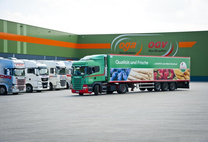 Lkw vor Betriebsgebäude