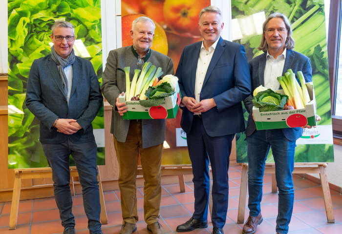 Bei „Pfalzmarkt im Dialog“ war Gordon Schnieder, CDU-Landesvorsitzender Rheinland-Pfalz und Kandidat für das Amt des Ministerpräsidenten, zu Gast in Mutterstadt. (V.l.n.r.): Reinhard Oerther (Vorstand Vertrieb), Hans-Jörg Friedrich (Vorstand Organisation), Gordon Schnieder sowie der Aufsichtsratsvorsitzende von Pfalzmarkt eG, Christian Deyerling.