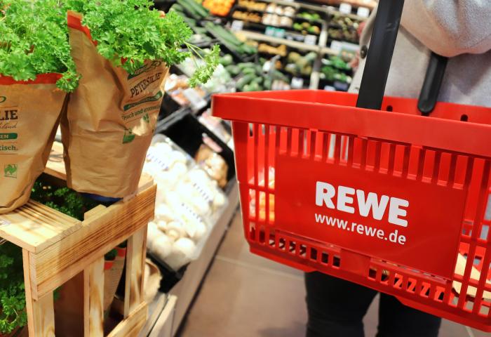 Einkaufskorb in der Gemüseabteilung