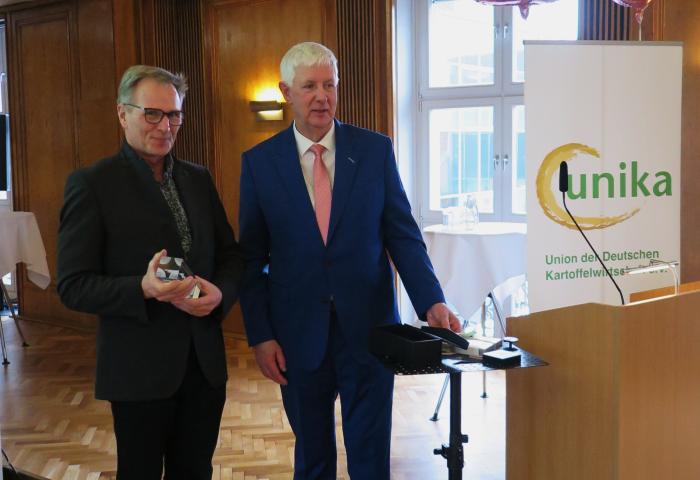 „UNIKAt“-Preisträger Martin Rave und der UNIKA-Vorsitzende Olaf Feuerborn