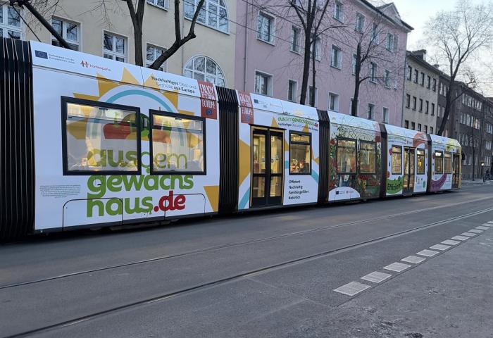 Straßenbahn mit Schriftzug "Aus dem Gewächshaus"
