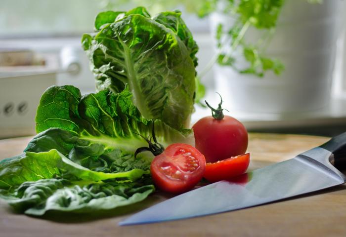 Tomate und Salat auf einem Brett