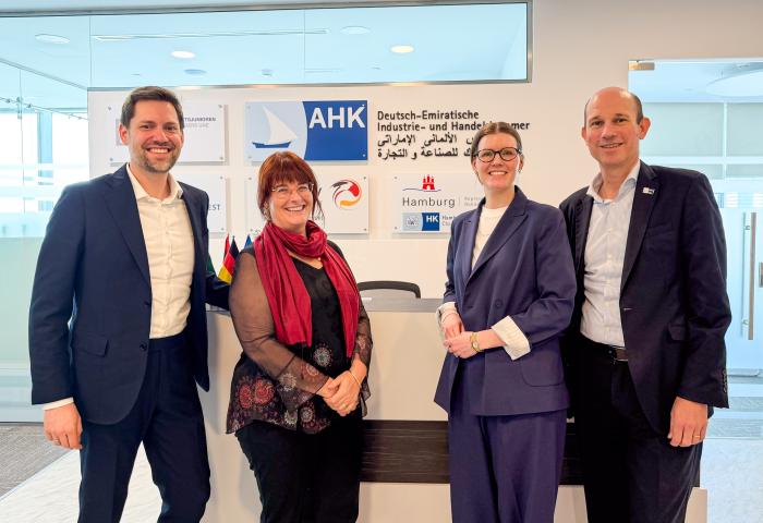 Hendrik Meyn (1.v.l.) und Inga Gurries (2.v.r.) trafen in Dubai auf Kirsten Staab (2.v.r.) mit Dr. Martin Henkelmann