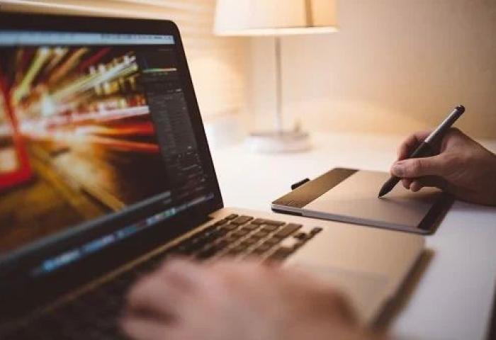 Person sitzt am Laptop