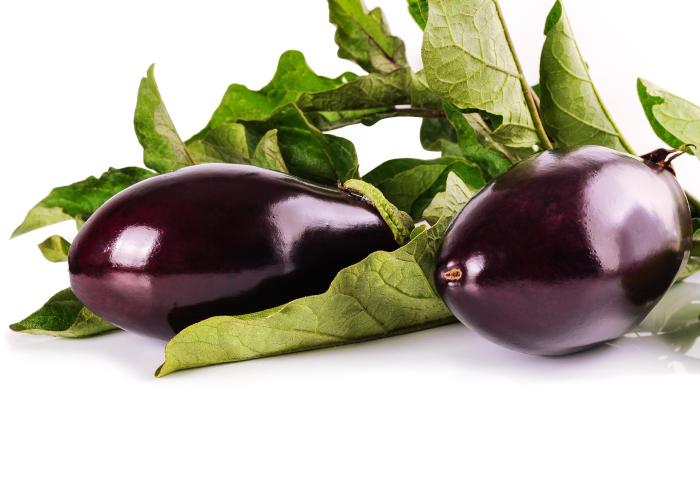 zwei Auberginen mit Grün