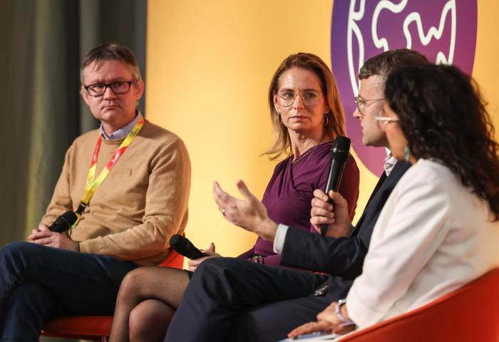 Zwei Frauen und zwei Männer sprechen auf einer Bühne miteinander.
