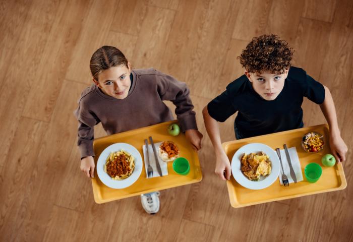 Kinder mit Schulessen