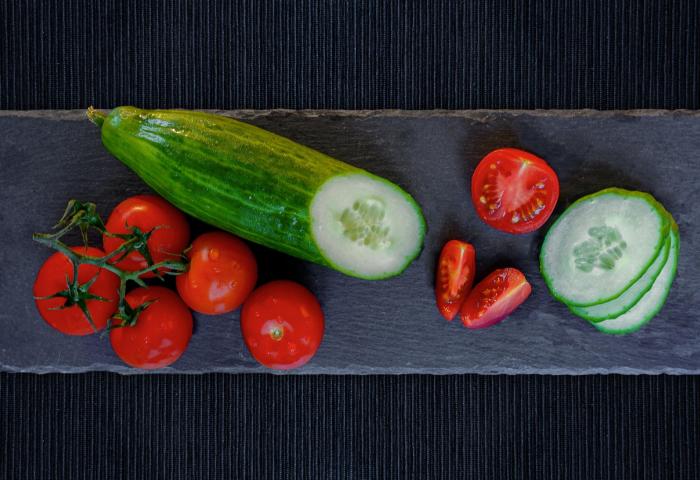 Gurken und Tomaten auf Schieferbrett