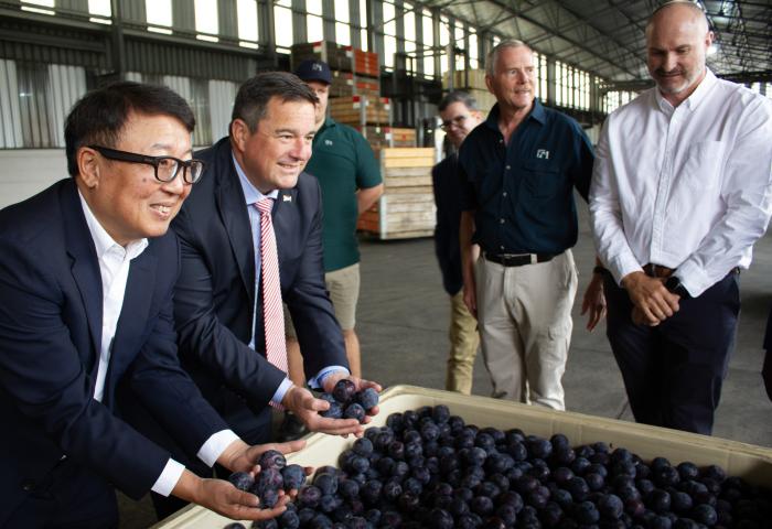 Der chinesische Botschafter Wu Peng und der südafrikanische Landwirtschaftsminister John Steenhuisen verabschieden die ersten Lieferungen.