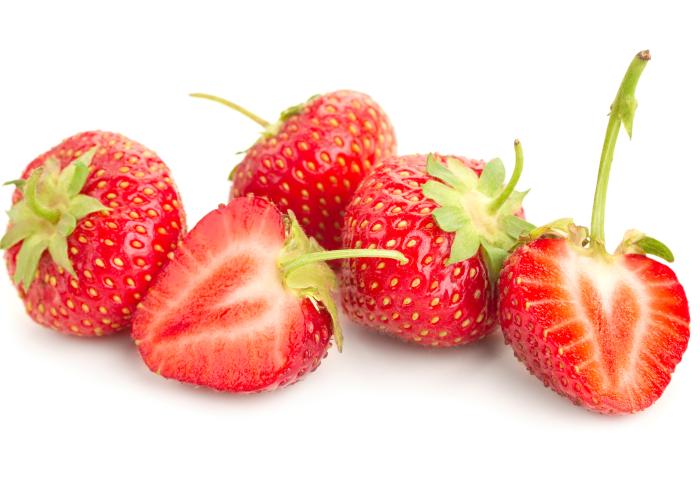 aufgeschnittene und ganze Erdbeeren