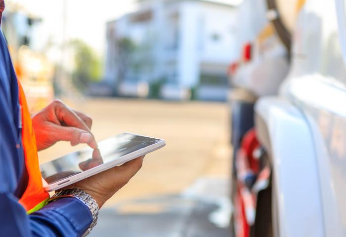 Person tippt auf Tablet