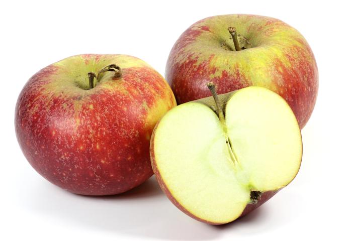 ganze und aufgeschnittene Äpfel