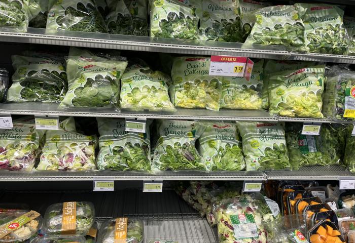 Fresh-Cut-Salate im Kühlregal eines italienischen LEH