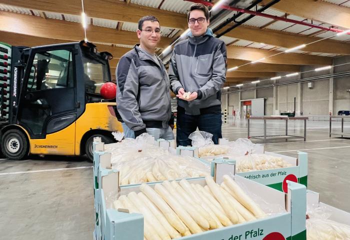Pfalzmarkt eG-Spargelbroker Hugo Da Mota (l.) und Leo Zastrow