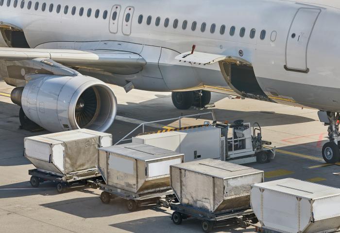 Flugzeug wird mit Fracht beladen