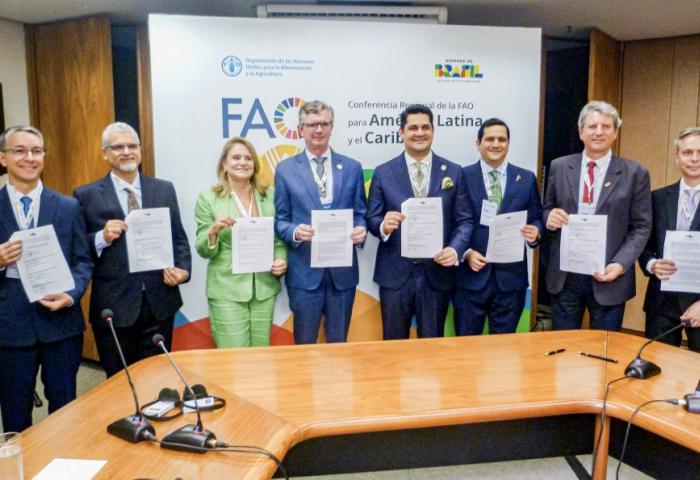 Unterzeichner des Bananenabkommens an einem Tisch