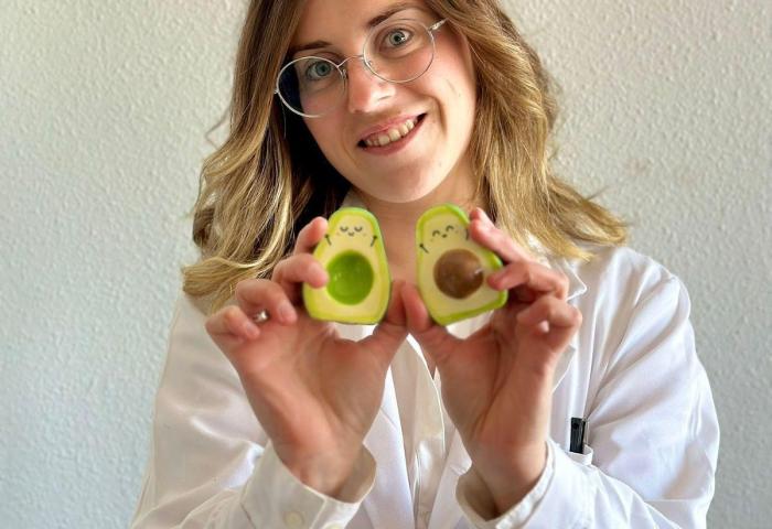 Yor D. Andonova hält Avocadohälften in der Hand