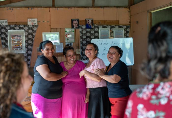 Frauen in Costa Rica freuen sich