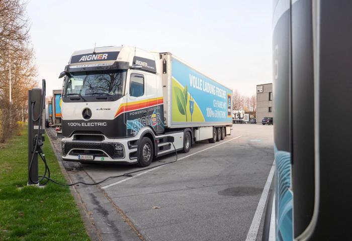 E-Lkw an Ladestation