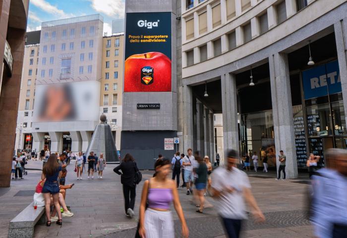Giga-Apfel mit Superman-Logo auf Werbetafel